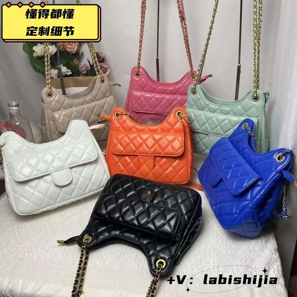 Fabriksdesign Direktbutik Ny Xiaoxiangfeng Lingge Enkel axelväska doftande mormor kedja crossbody fashionabla och mångsidiga emblem kvinnor