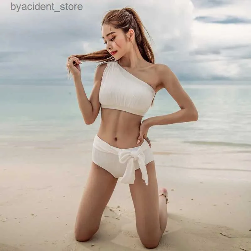 Mulheres Swimwear Coreano Novo Conjunto de Biquíni Branco Um Ombro Terno de Natação Mulheres Senhoras Duas Peças Maiôs Beachwear Terno de Banho Acolchoado L240308