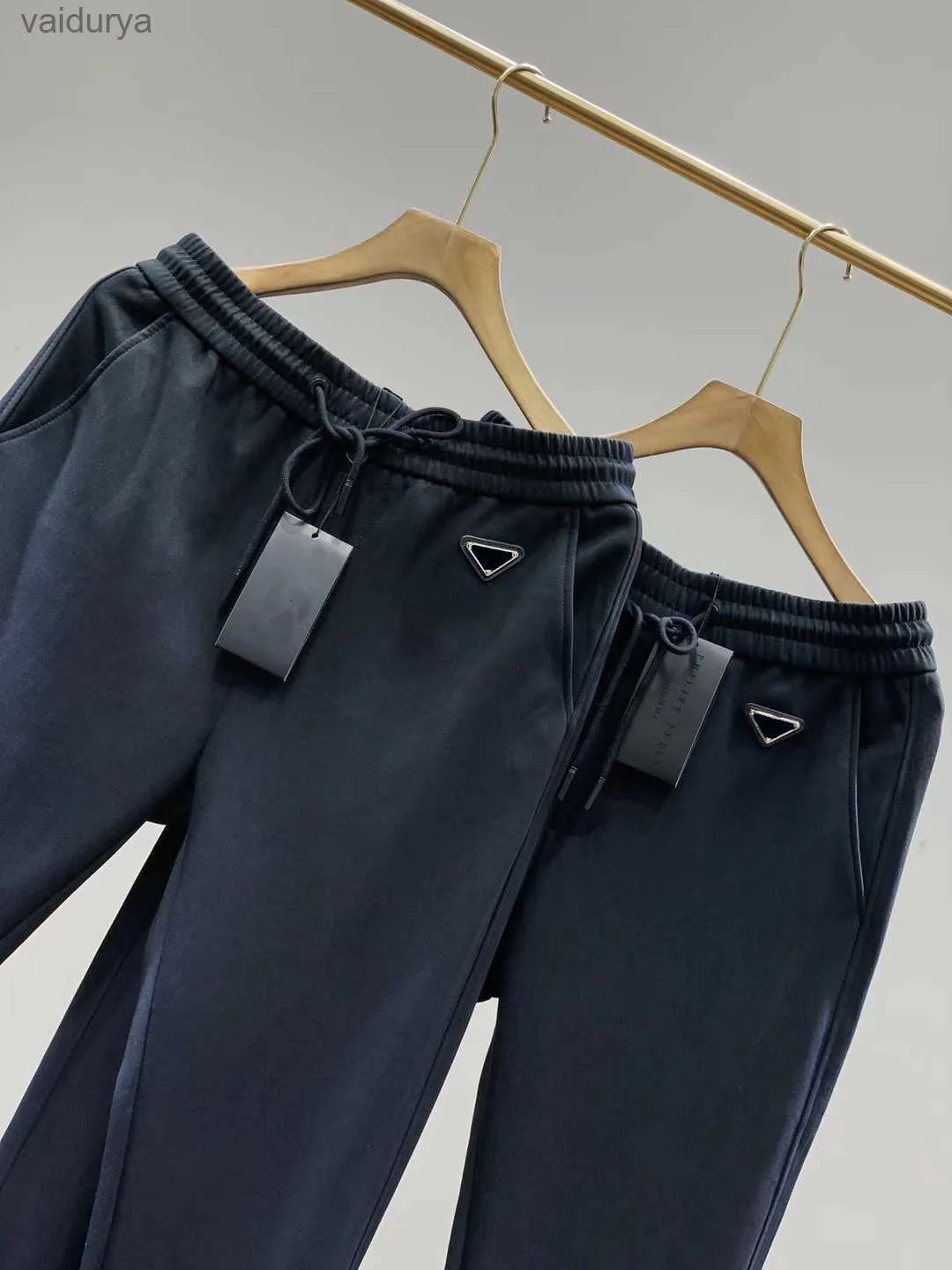 Pantaloni da uomo firmati 22ss Europe Coppia di fettucce classiche in tessuto Terry Tessuto personalizzato con cordoncino in metallo Ricamo a triangolo invertito 240308