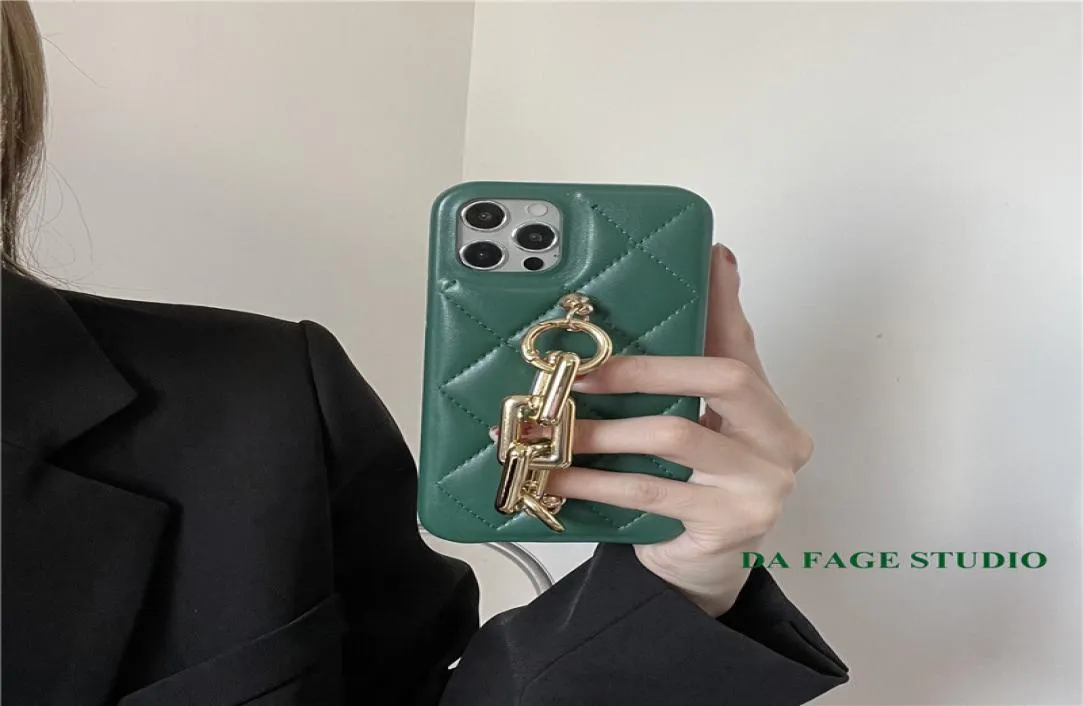 iPhone 11のファッションデザイナー電話ケースXS Max XR 12 8 7 Luxury PU Leather Phone Case Chain Hard Shell2394619