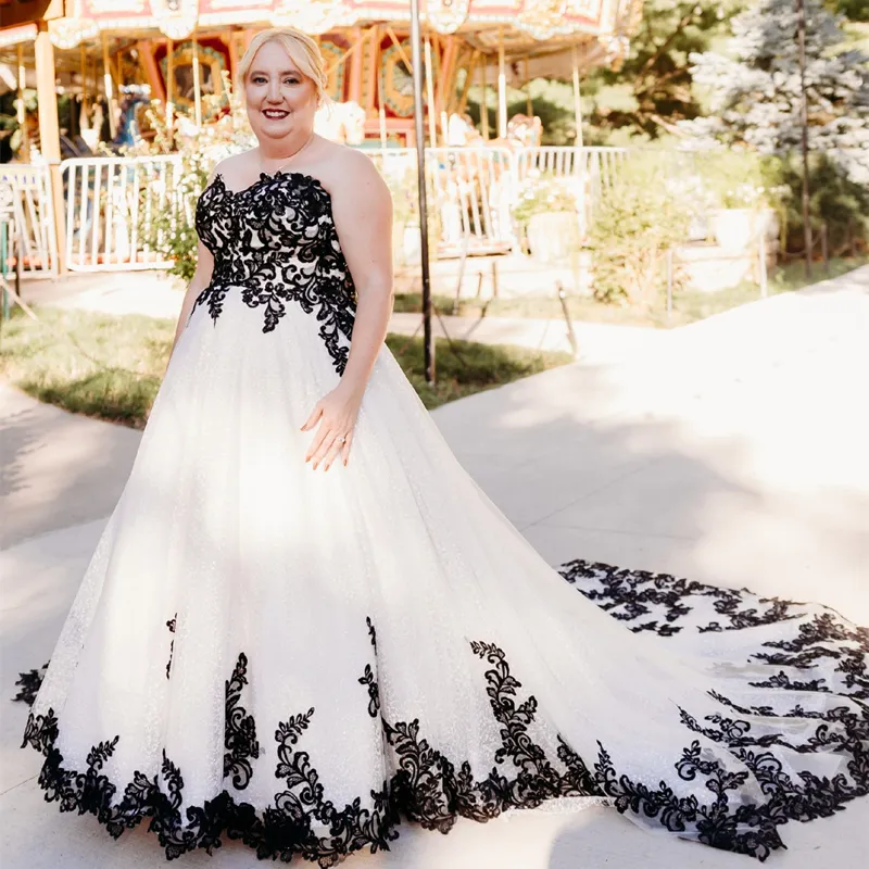 Black And White A Line Wedding Dresses Sweetheart Neck Lace-up Plus Size Bridal Gowns Lace Appliques Vintage Gothic Bride Dress Court Train