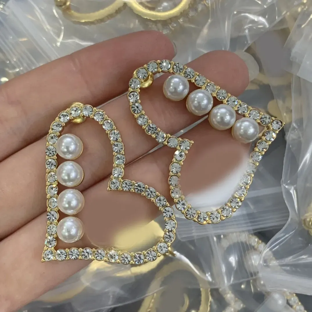 Eleganti orecchini a bottone con orecchio a forma di cuore con lettera di perle di cristallo Designer di marca vintage Gioielli in argento rame per le donne di moda Amore Regalo di gioielli per feste di nozze All'ingrosso