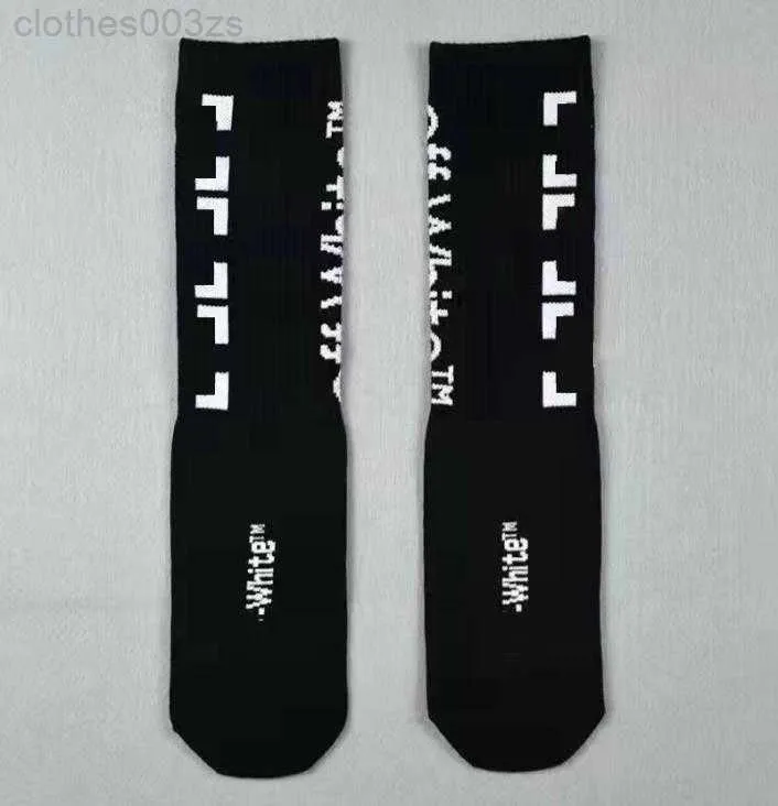 Off Fashion Mens Streetwear Socks Women Men Wysokiej jakości bawełna Allmatch Arrow xxx Printing oddychający czarny biały miksowanie stóp 5029487qtfz