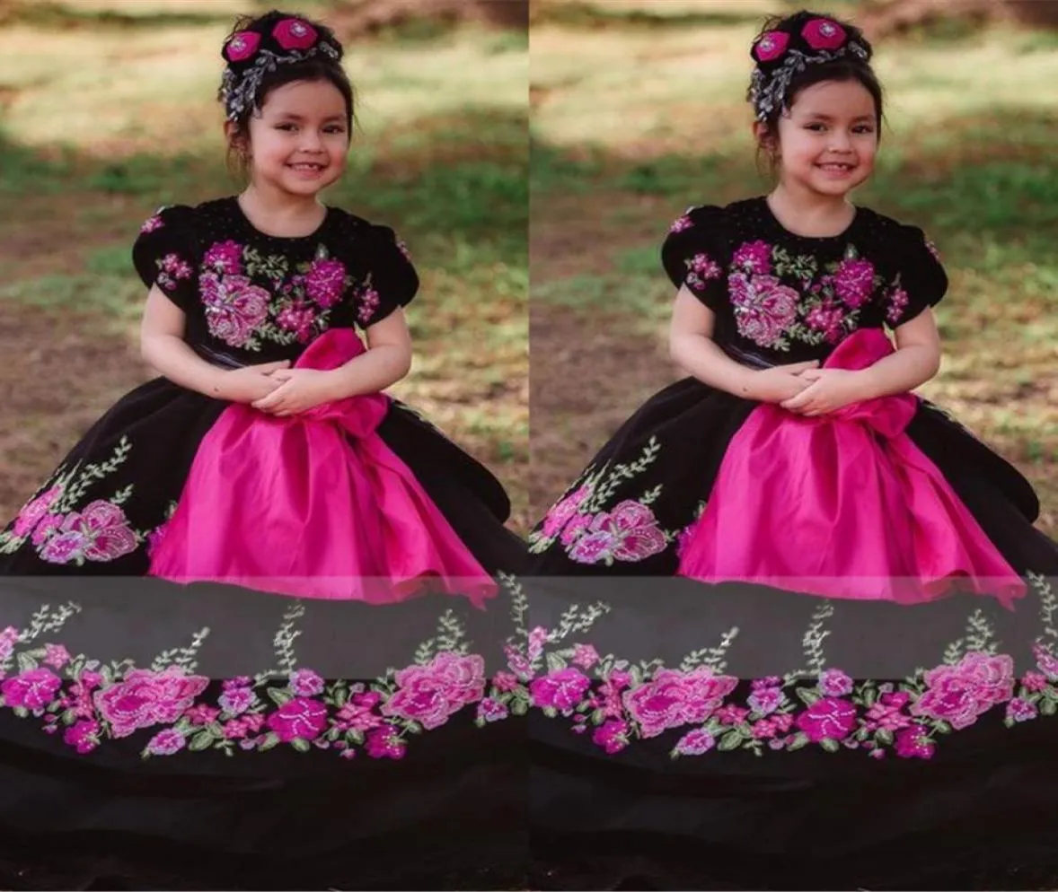 2022 Vintage Mexcian Quinceanera klänningar Mini Little Girls Floral Applique Ball Gown Black Purple Belt Pageant Flower Girl Dress F7437325
