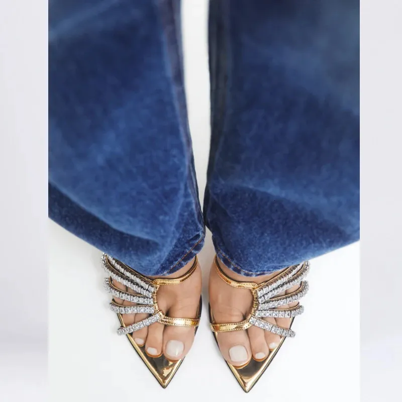 Eilyeken Sexig Golden Crystal Thin klackar toffel Kvinnor Summer Fashion SMRED BAND POSED TOE SLIDS STRIPPER Sandal Mule Shoes 240228