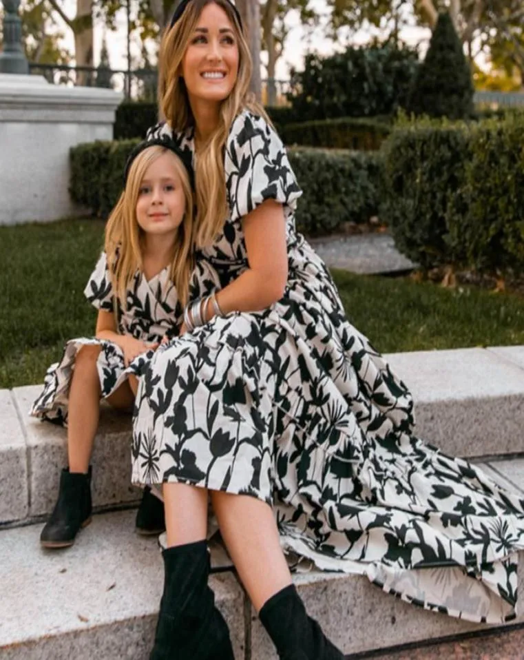 Passende Familienoutfits Mädchen Blumen bedrucktes Kurzarmkleid Mutter Falbala Kleider mit großem Saum Mama und ich passen zur Kleidung A74128558880