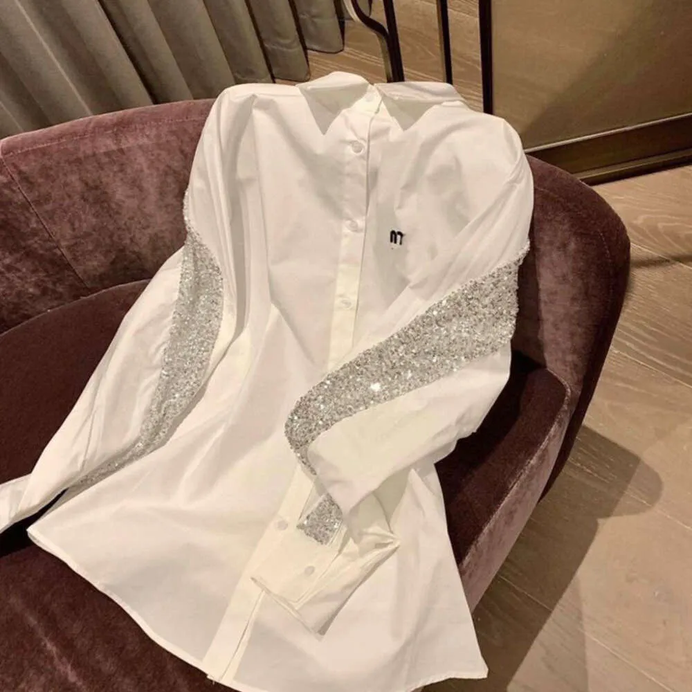トレンドレディースシャツデザイナーブラウスレター刺繍白い前かがみの長袖シャツバックスパンコールルーズミッドレングスコートトップス