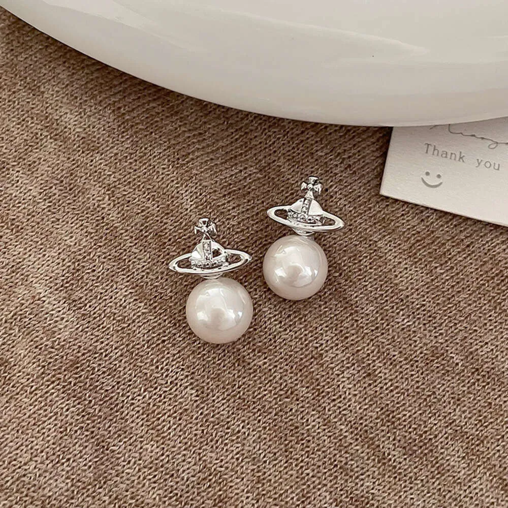 Viviennes Westwood Earrings Romantic Planet ~ Western Pearl Earrings 여성 크라우드 디자인 고급 귀걸이 새로운 다목적 귀걸이에 인기