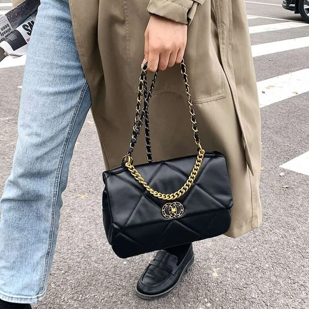 Mağaza Çanta Gezeri Satış Versiyonu Düz Renk Çantası Basit Elmas Izgara İşleme İplik Küçük Kare 2024 Yeni Şık One Omuz Crossbody