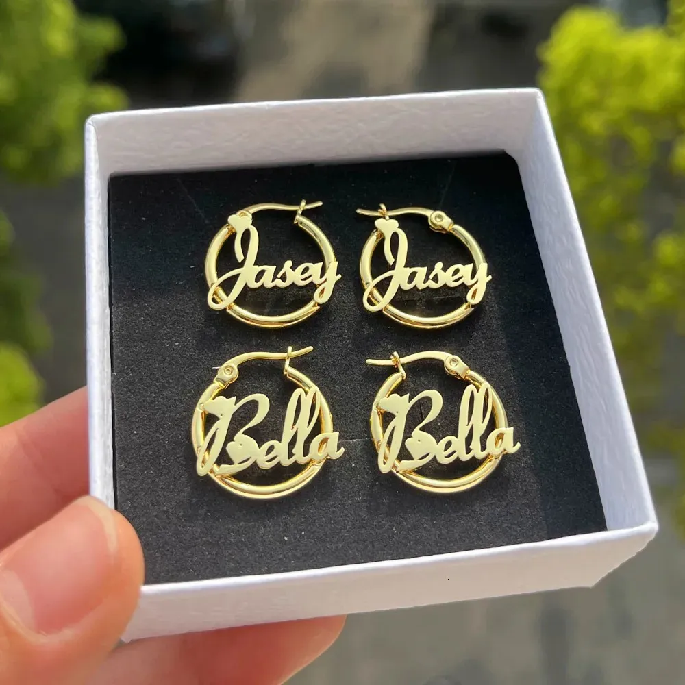 Duoying Custom Nameplate Earrings Hoops 20mm 18k Gold Plated Stain Fether Letter Round Mounting Jewerry for Kids Gift 240229