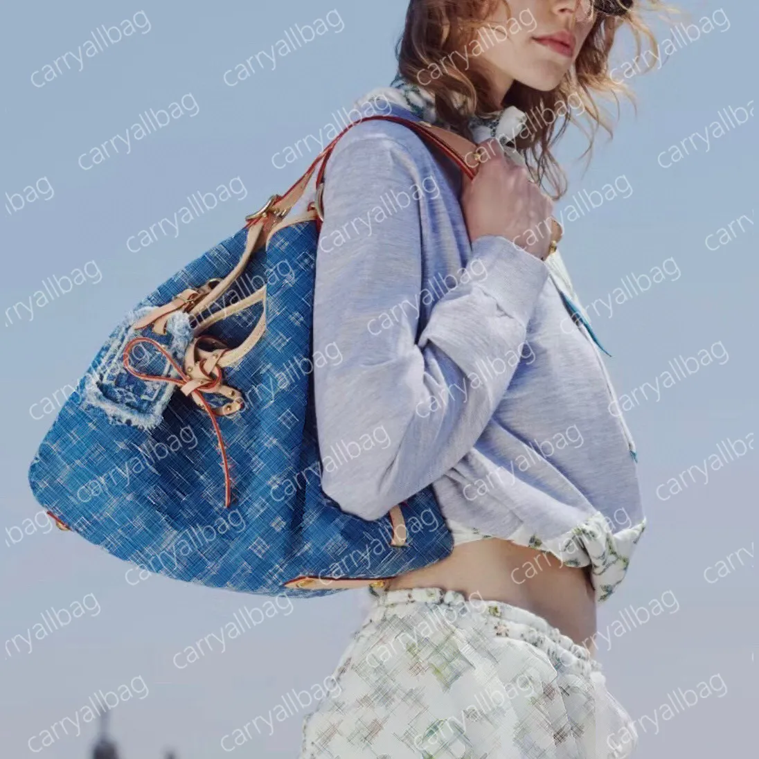 NOUVEAU CarryAll MM Denim pour femme Toile denim bleue Cordon de serrage en cuir Fermeture magnétique Poche intérieure zippée Étiquette de nom amovible Compteur de créateur Sac fourre-tout de grande capacité