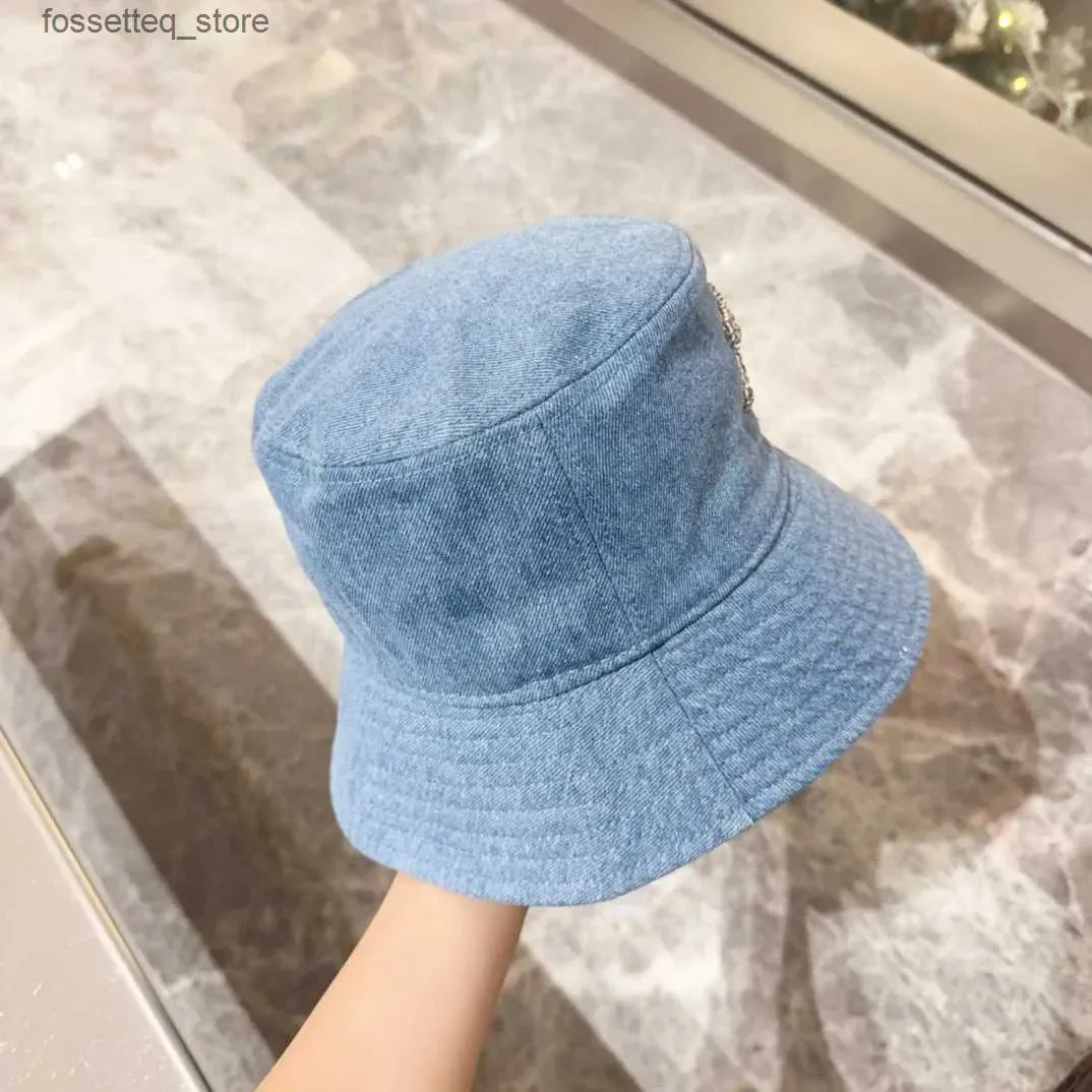 Cappelli a tesa larga Cappelli a secchiello Il designer di marca di lusso progetta il nuovo cappello da pescatore vintage blu denim alla moda L240305