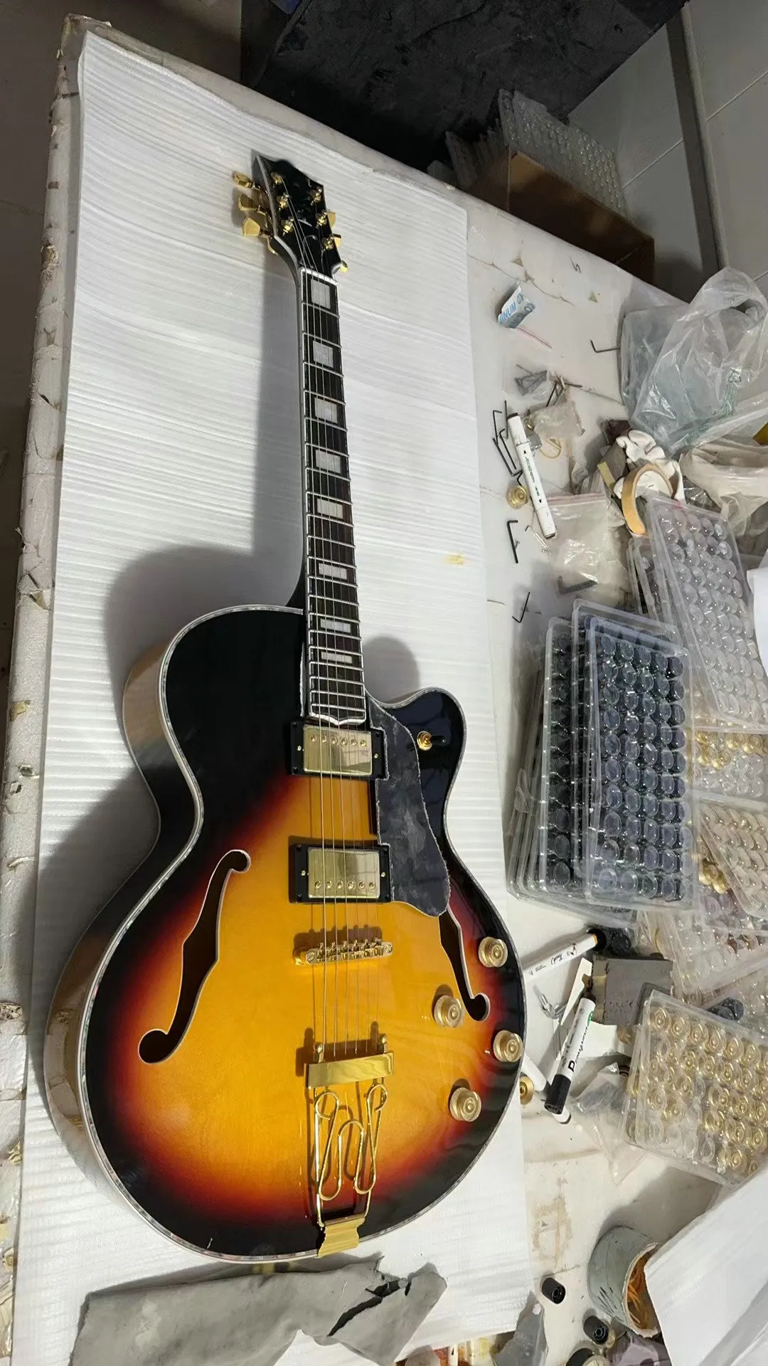 Toptan Gitarlar Yeni Varış Sunburst Sunburst Klasik Caz Gitar Gitarları Sıcak Ücretsiz Kargo