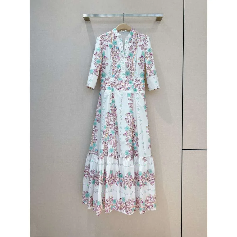 Summer Floral imprimé long plissé Long Robe Femme Nouveau 2024 Coupe de la mode avec ceinture et épissage de taille midi de taille midi