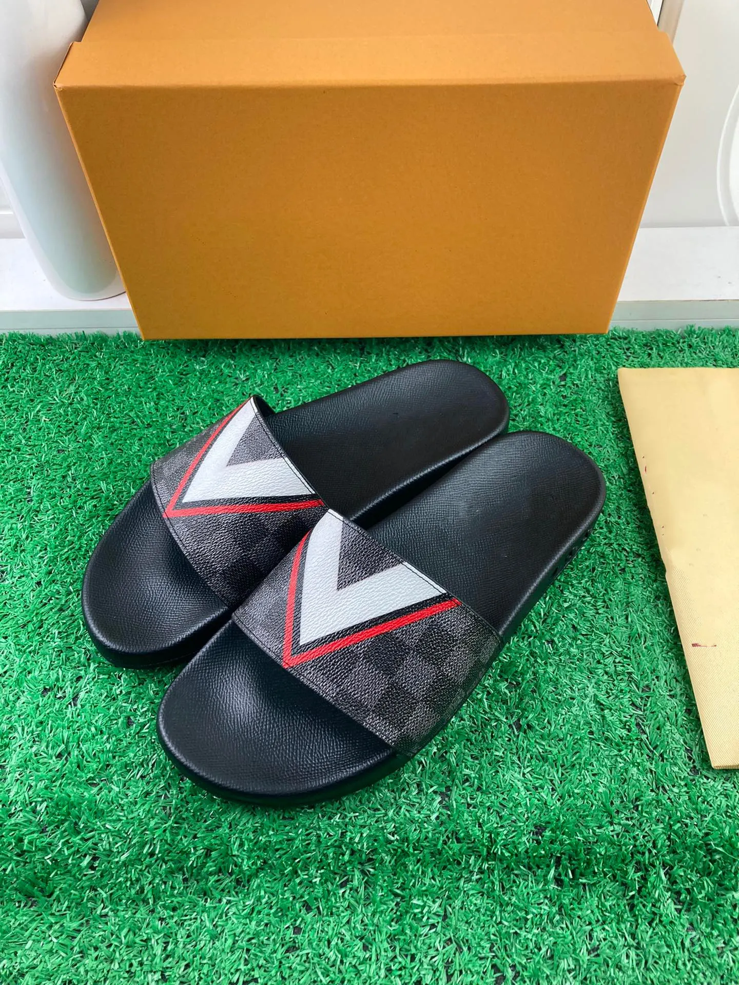 Designer Sandals Slippers Summer Men Women Shoes Shaped Multicolor Slides Molded footbed in black Tonal rubber sole featuring embossed logo at outer side 0625