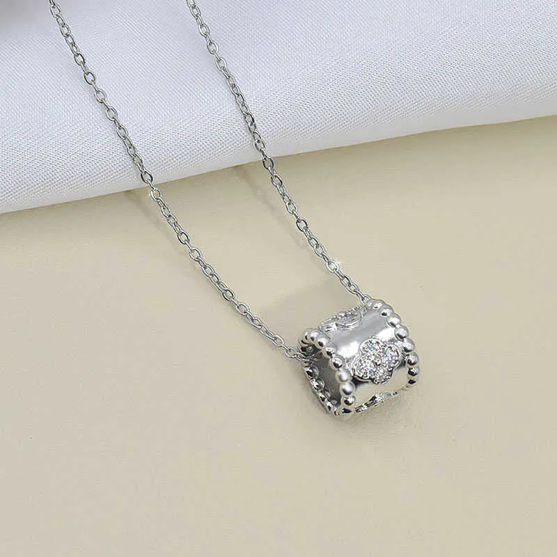 Designer pendant necklace Sweet VanCA necklace womens platinum collarbone chain versatile simple and elegant pendant fashionable neck chain womens jewelry VTP4