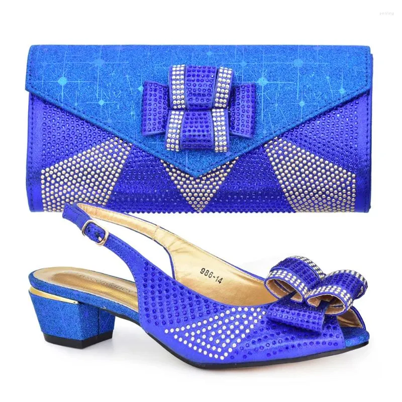 Klänningskor Royal Blue Women Sandals and Bag Set 2024 African Lady Summer Match med handväskepumpar Kopplingsväskor Femmes Sandales 986-14