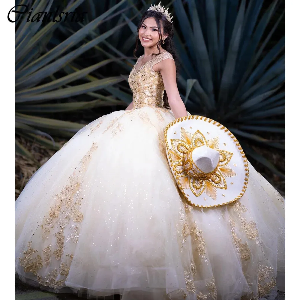 Abito da ballo con perline di cristallo dorato Abiti Quinceanera con spalle scoperte Appliques Corsetto in pizzo Abiti da 15 anos