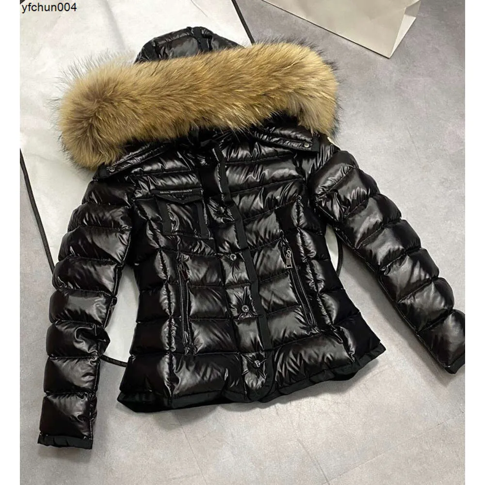 Designer Women Down Parkas Mid Length Embroidered Badge with Hat Fur Collar Thickened for Warmth and Slim Fit Puffer Jacket Winter 4s9f