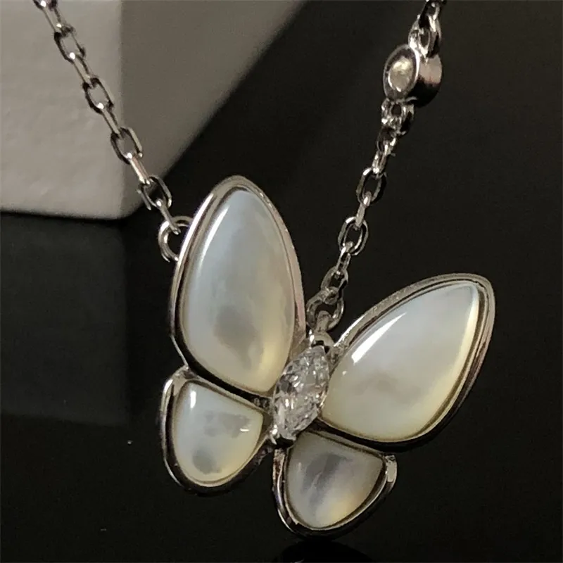 Colliers Designer Deux accessoires papillon pendentif collier de luxe pour femmes long classique plaqué or blanc coquille pendentif collier cadeau de mariage zl133 F4