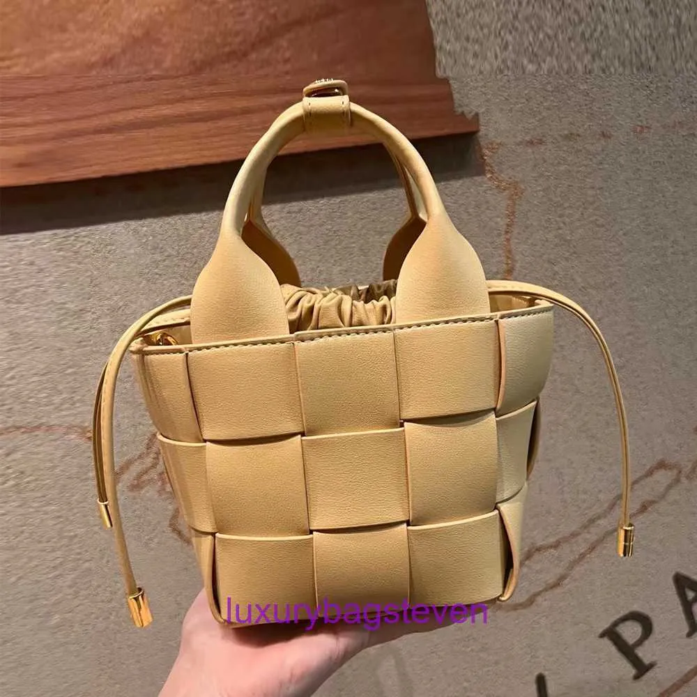 10a Top Quality Bag Women Purse Designer Tote Bottgss Vents Cassette Påsar 2024 Vegetabilisk korg vävd hinkväska äkta läder kvinnors drag med riktig logotyp