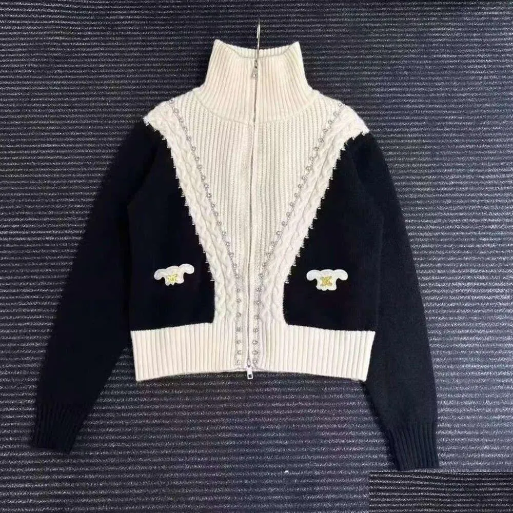 Kvinnor tröjor 23SS Women Jacket Designer Sweater Autumn Fashion Kort stickadkläder Enkla stickade jackor Lossa avslappnad blixtlås Applique OT6LP