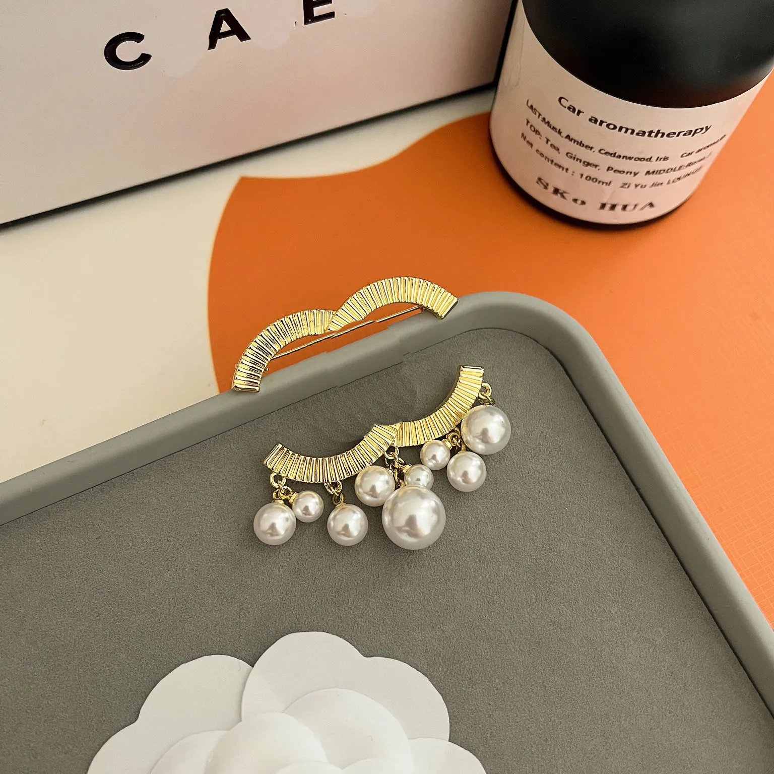 Designad för kvinnliga boutique broscher märke designer charm gåva brosch mode vårstil metall brosch med lådan klädstift