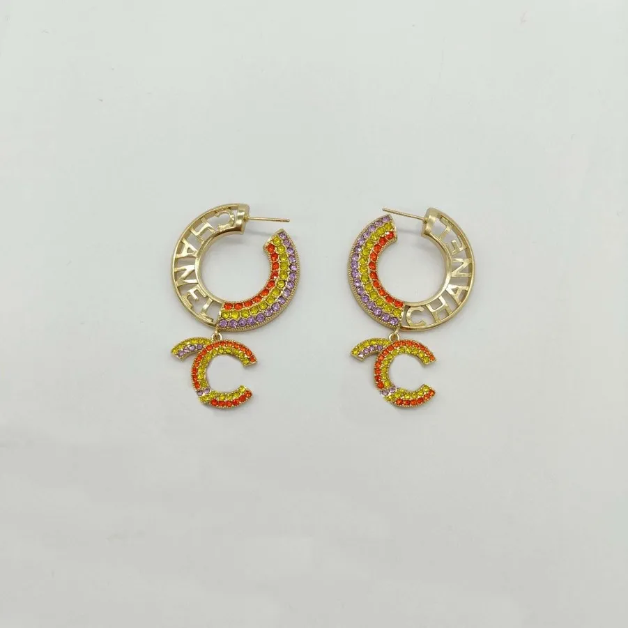 2023 Boucle d'oreille de charme de qualité de luxe avec un design de forme ronde en diamant de couleur blanche et rouge avec tampon de boîte PS7501A323Z