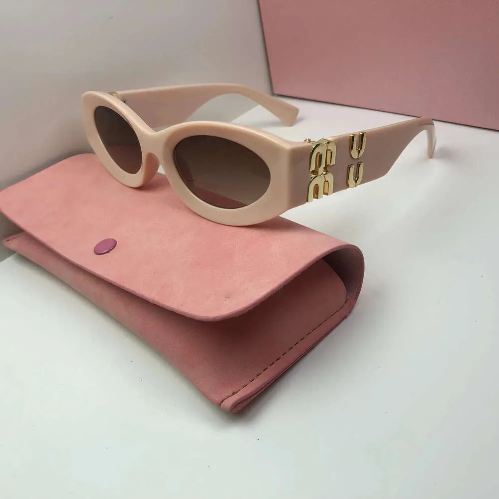 Miui Sunglasses Designer Sunglasses Personnalité Miroir Jambe Métal Grande Lettre Design Multicolore Marque Miui Lunettes Factory Outlet Promotionnel Spécial 844