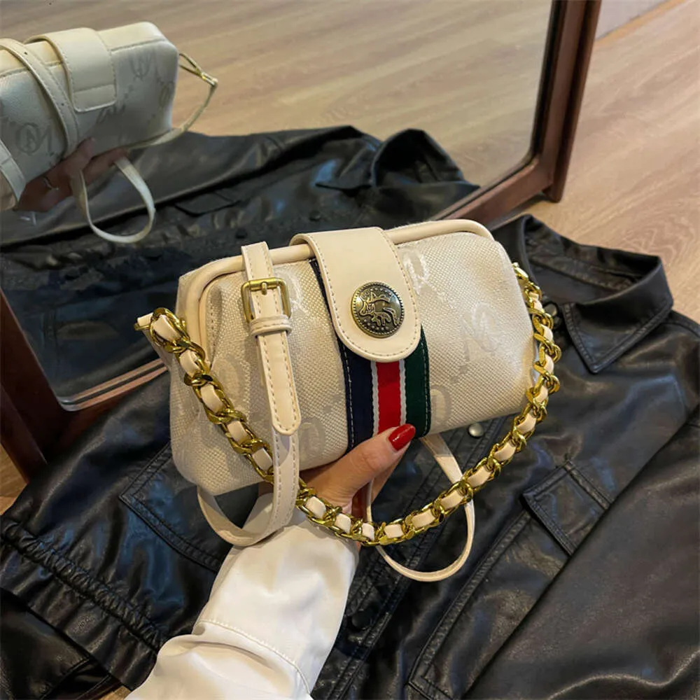 Store Luxury Bags Wholesale and Retail Womens Chain Letter Bag 2024 New Fashion Versatile Canvas Crossbody Large Capacity Saddle Single Shoulder