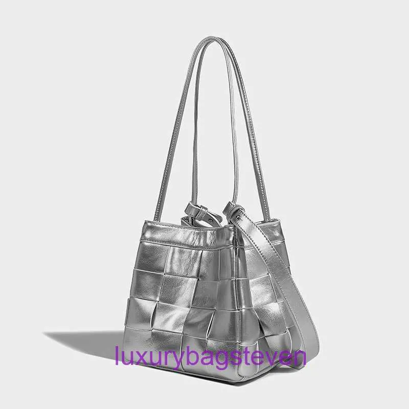 Vente en gros Top Original Bottgss Ventss Cassette sacs fourre-tout boutique en ligne Design unique tissé sac pour femme 2023 nouvelle épaule unique en argent avec un vrai logo W8OB