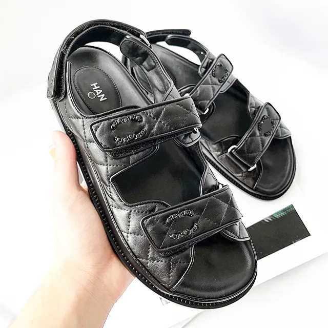 Damen-Herren-Sandalen, Sommer, Strand, Schwarz, Weiß, Designer-Slide-Sandale mit flachem Boden, modisches Damen-Geschenk, Luxus-Slipper, bequemer Slider, offener Zehenbereich, Kaviarleder-Schuh