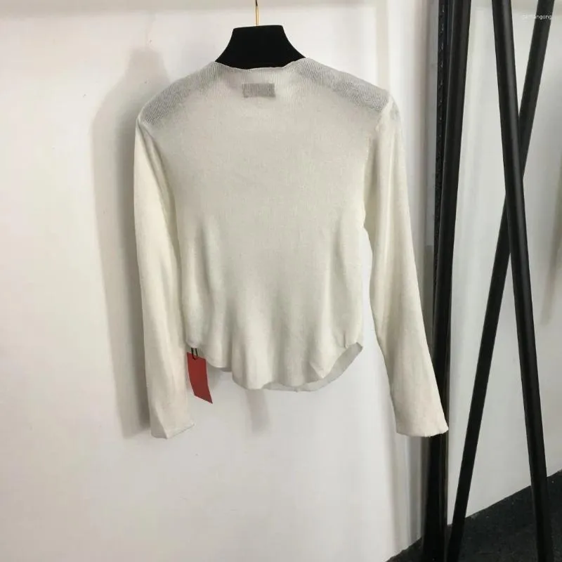 Женский вязаный свитер N-138 с вышивкой и длинными рукавами