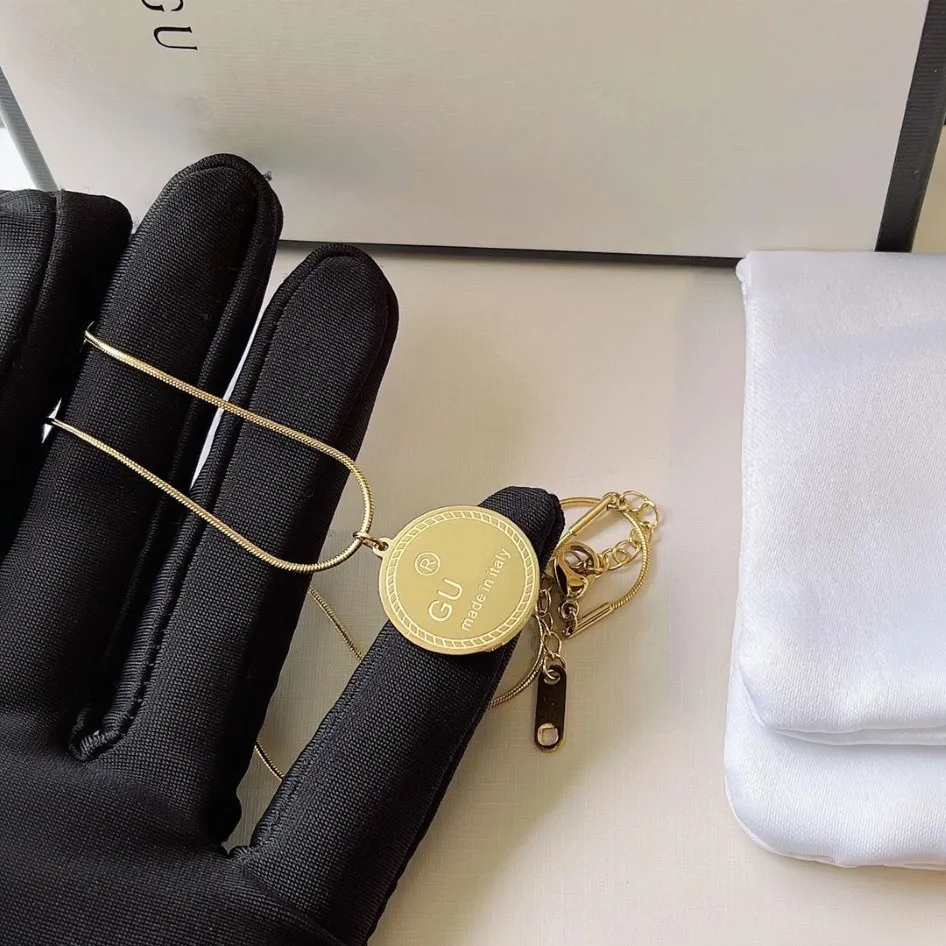 Klassisk kärlek hänge halsband 18k guldpläterade brev halsband modedesigner smycken charm lyxig flicka halsband premium märke A324s