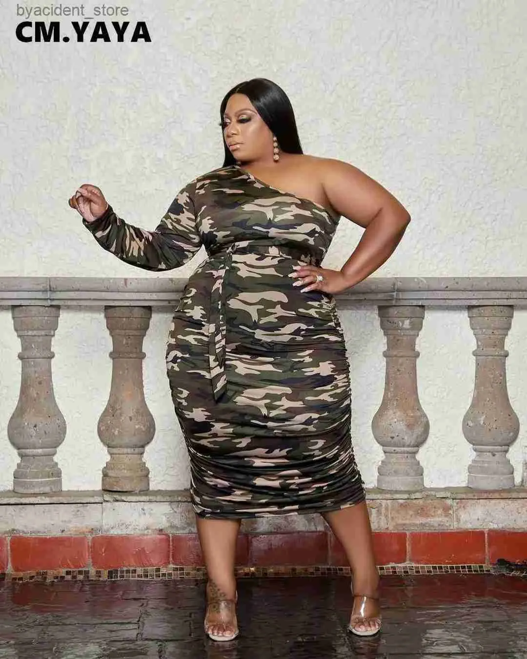 Stedelijke sexy jurken CM.YAYA Herfst Winter Vrouwen Camouflage Letterprint Eén schouder Gestapeld Ruches Plus Size Bodycon Midi-jurk L240309