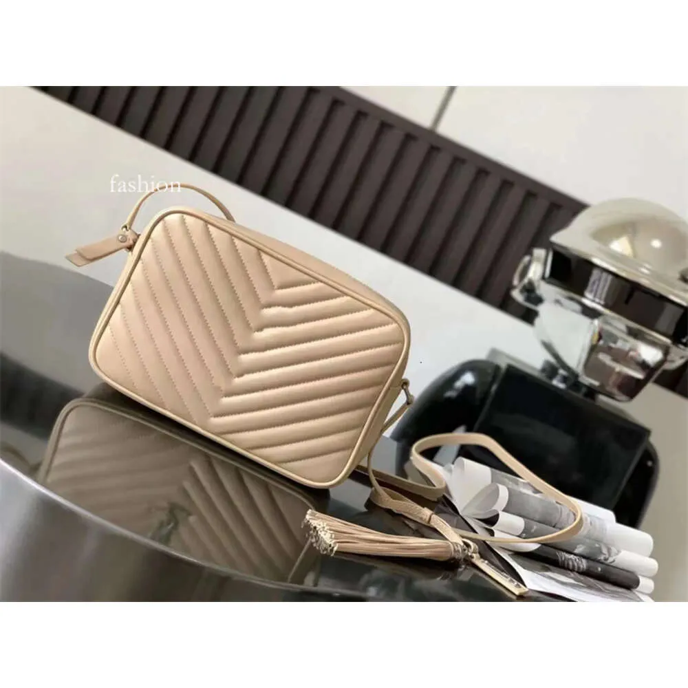 Borsa da donna classica alla moda di alta qualità, la borsa per fotocamera squisita, abbinata a decorazioni con nappe alla moda, che è una borsa pratica molto suggestiva