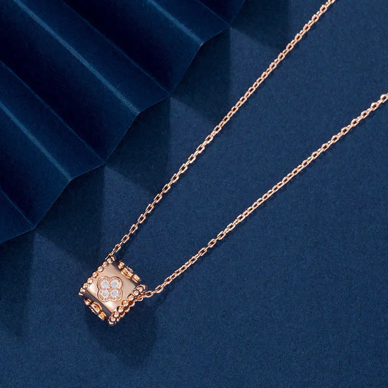 Designer Pendant Necklace Sweet Love Vanca Jade V-Gold Kaleidoscope Halsband med tjock guldplätering och Diamond Inlay Womens Light Luxury Necklace 7TL5