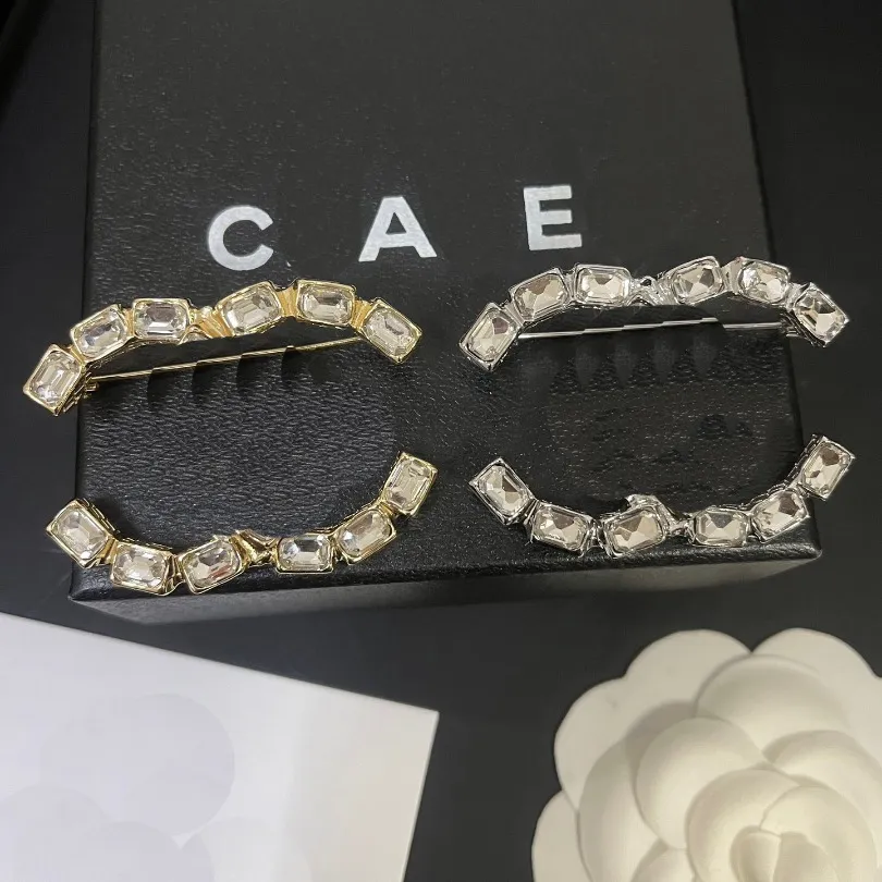 Boutique diamantguldpläterad brosch designad för kvinnors varumärkesbrev broscher vår ny stil klädstift tillbehör med box broscher smycken