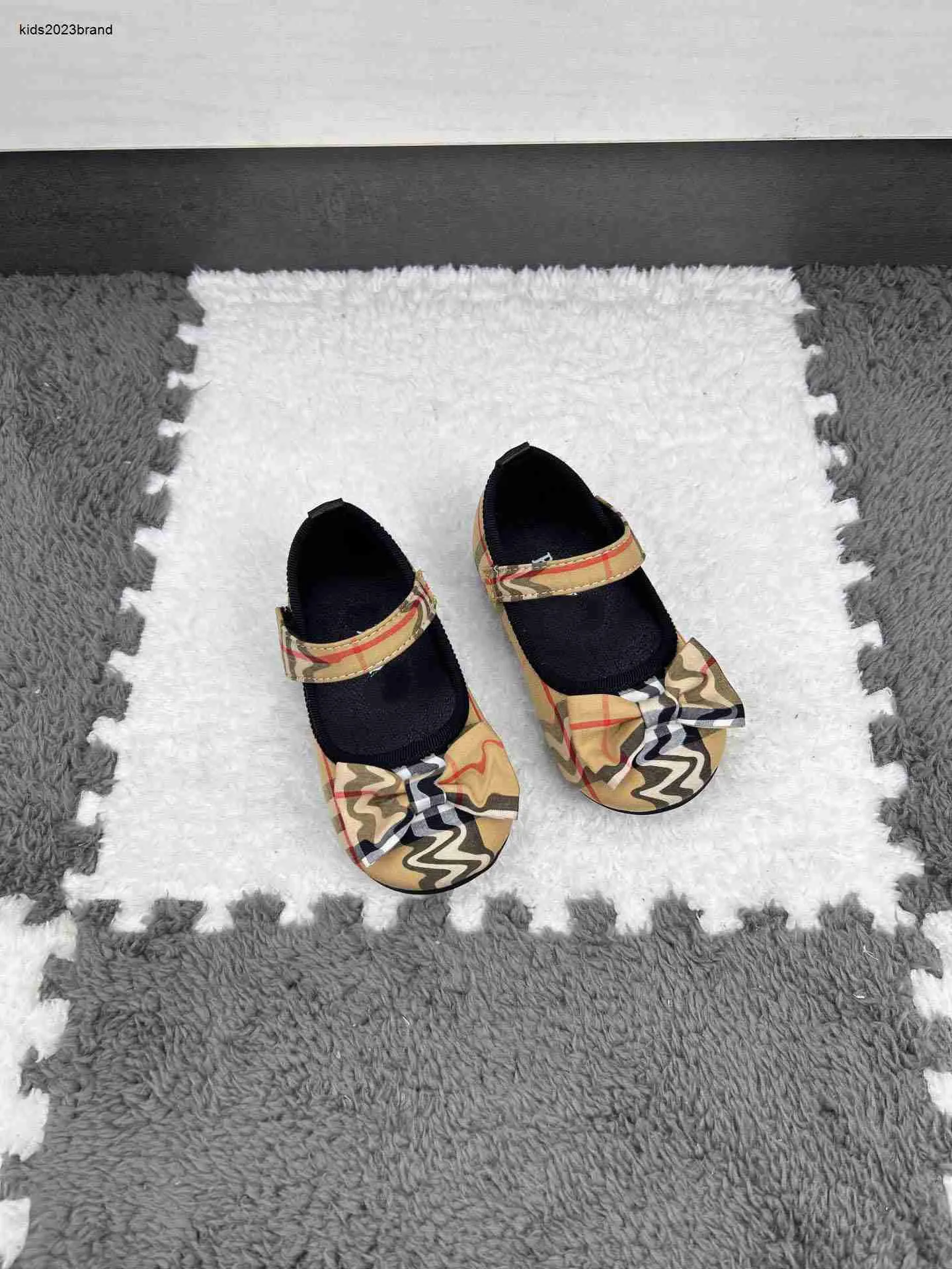 새로운 유아용 신발 멀티 컬러 격자 무늬 아기 공주 신발 크기 21-25 디자이너 어린이 프레 킹 박스 포장 소녀 첫 워커 24mar