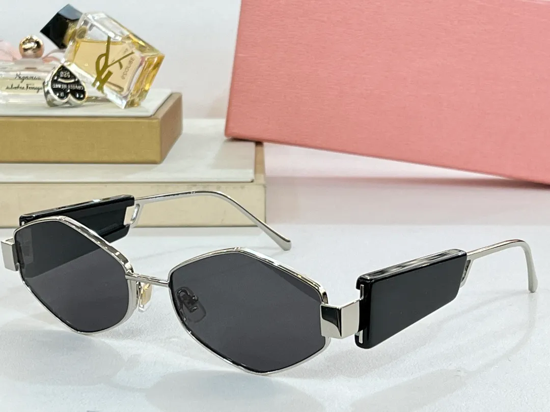 Beliebte Sonnenbrillen für den Sommer, beliebte Mode, 5689, Designer-Hexagon, stilvoller Outdoor-Stil, CR39, Anti-Ultraviolett, Retro-Platte, Metall, Vollformat-Brille, zufällige Box