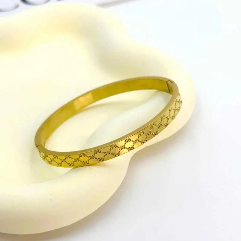 Gioielli alla moda e minimalisti Bracciale in acciaio al titanio e oro della famiglia G. Bracciale dal design raffinato e dal temperamento personalizzato