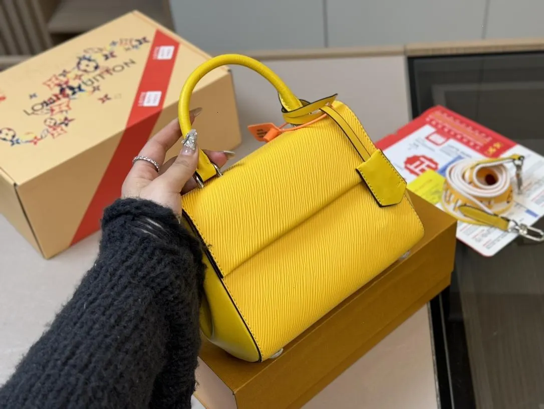 Borsa a tracolla del progettista delle donne 2024 Borsa in pelle EPI di alta qualità Borsa Cluny BB di moda Borsa a tracolla da donna con borsa a tracolla larga