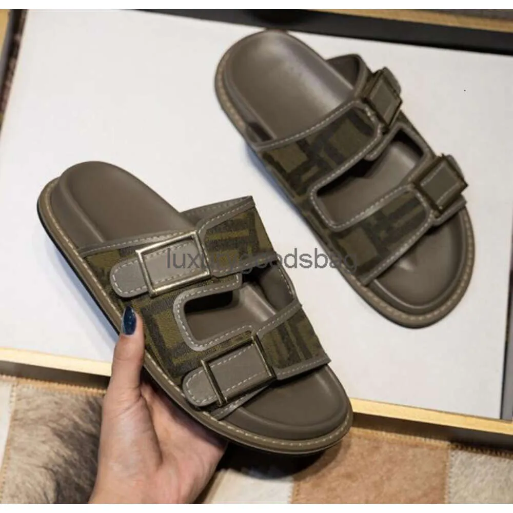 2024 Luxury Metallic Slide Sandals Designer Slides Womens Slipers Shoes Summer Sandal Fashion Wide Flat Flip Flops Slipper For Women Low Heel Shoes Storlek 35-42 6239