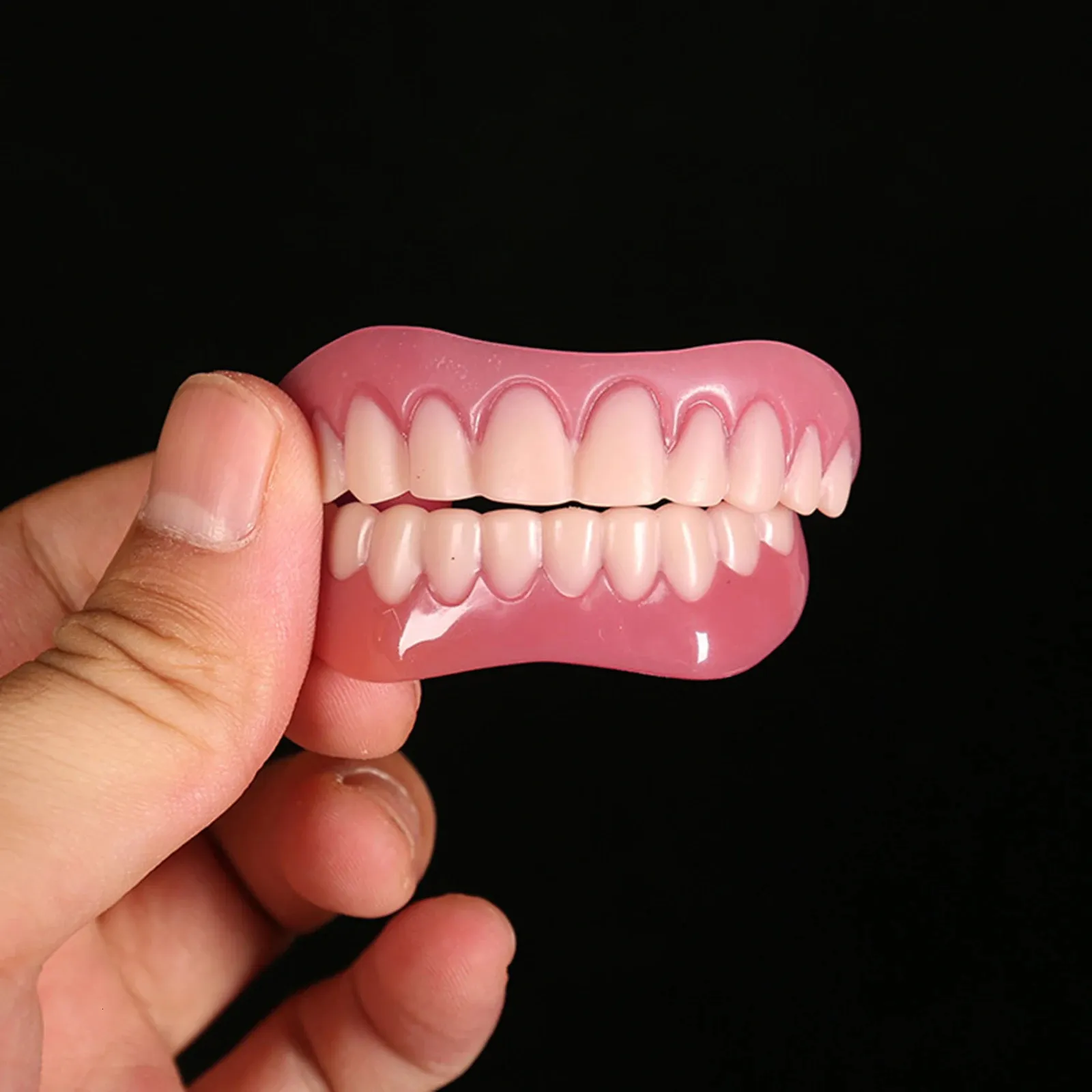 القشرة السفلية السفلى أسنان زائفة الأسنان الأسنان الساطعة الظل أبيض زاهي ، أقواس مزورة ، قشرة صغيرة مثالية ضحكة القشرة التجميلية الأسنان 240229