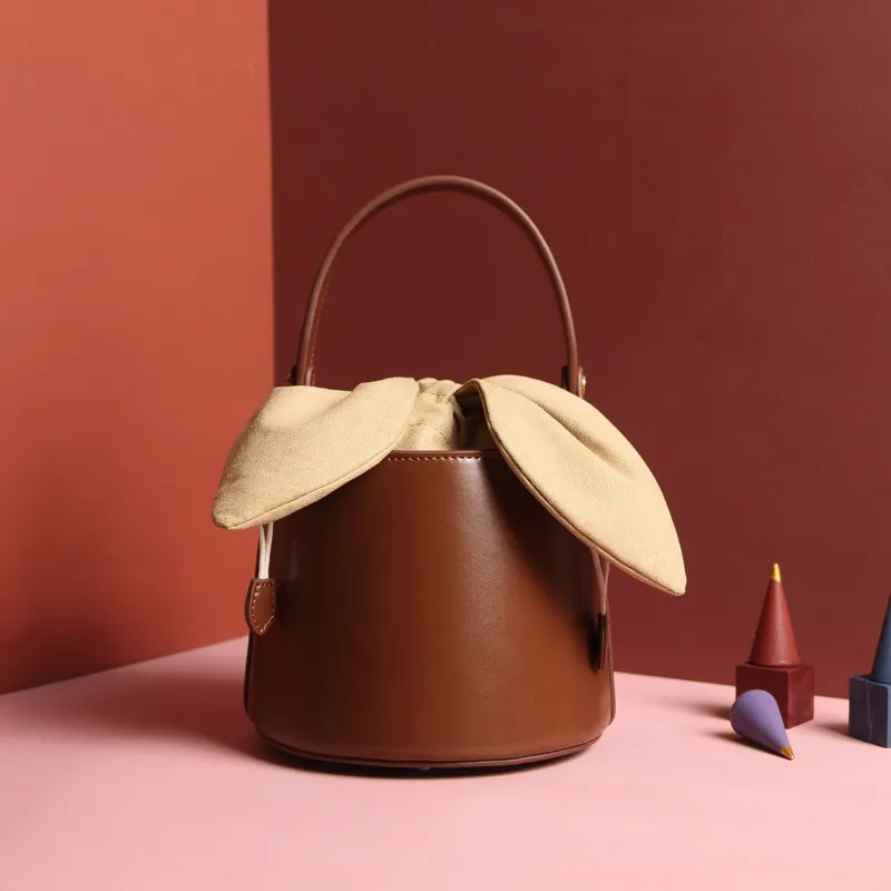Berühmte Tasche Raffia gewebte Tasche Mini-Umhängetaschen Charm-Klappe übergroße Magnetschnalle Handtasche Umhängetasche Damen Designer Sommer Stroh Geldbörse A74