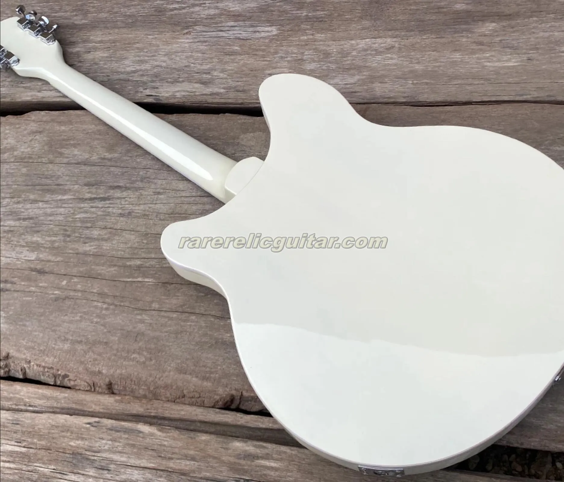 Vintage Electric Guitar: Cream White Trapeze Tailpiece