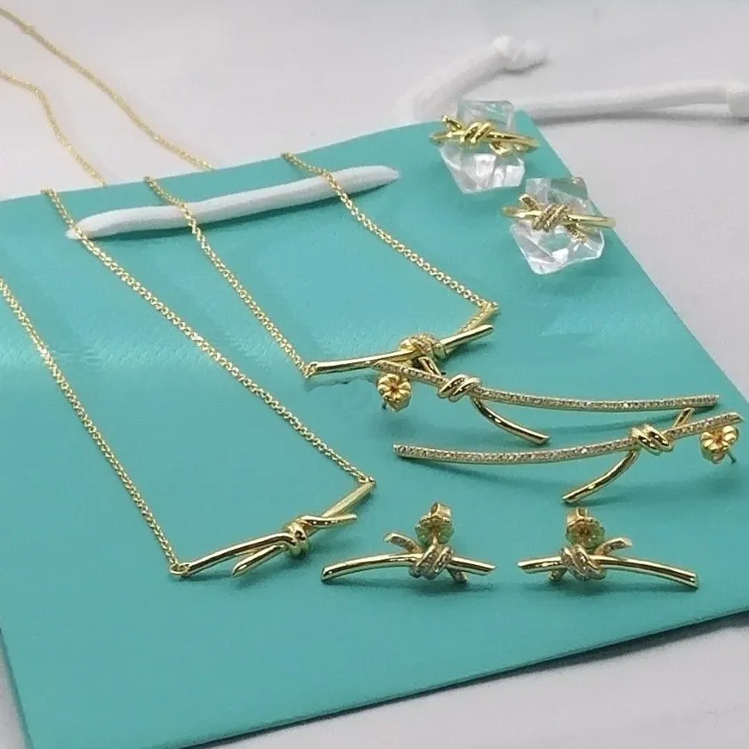 Orecchini di design di gioielli di lusso con diamanti Kont Classic Style designer moda gioielli in acciaio inossidabile regalo di coppia intero con scatola2564