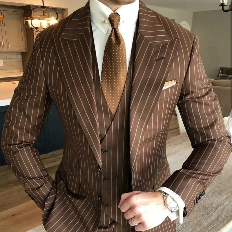 Kostiumy kostium Homme brązowy paski Suits z szczytowymi lapami Slim Fit PROM TERNO MASCULINO Blazer Groom Wear 3 szt. (Kurtka+spodni+kamizelka)