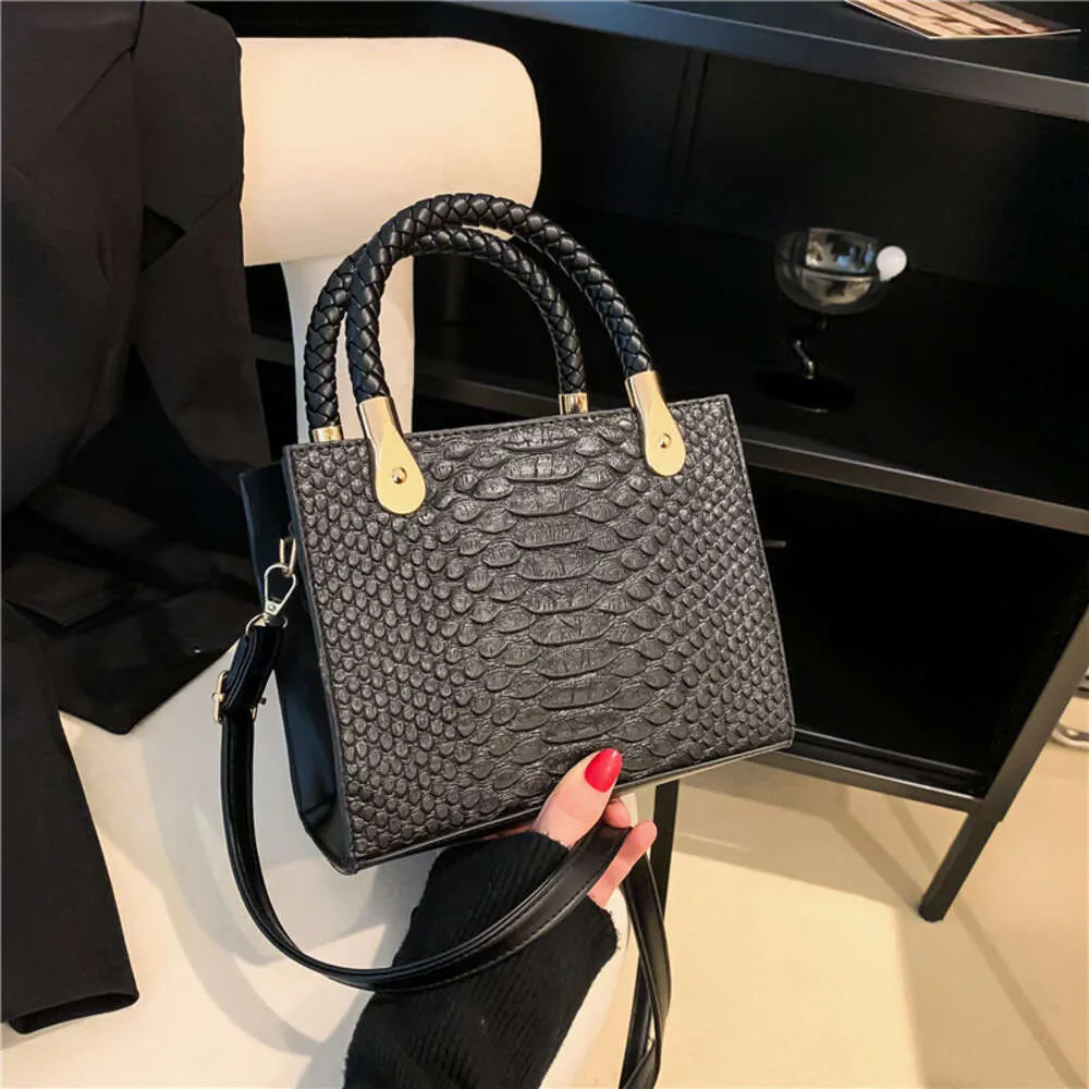 Выход из магазина Нишевый дизайн Популярная сумка с крокодиловым узором 2024 Новая женская сумка Модная и универсальная сумка через плечо на одно плечо для женщин