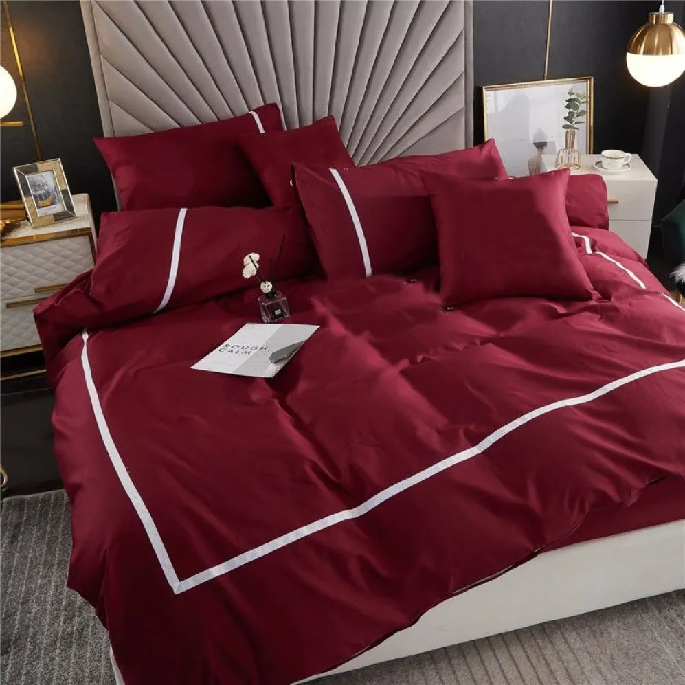 Set di biancheria da letto super soft touch Copripiumino confortevole per 4 stagioni Set di trapunte da letto di design con ricamo di alta qualità King Size294J
